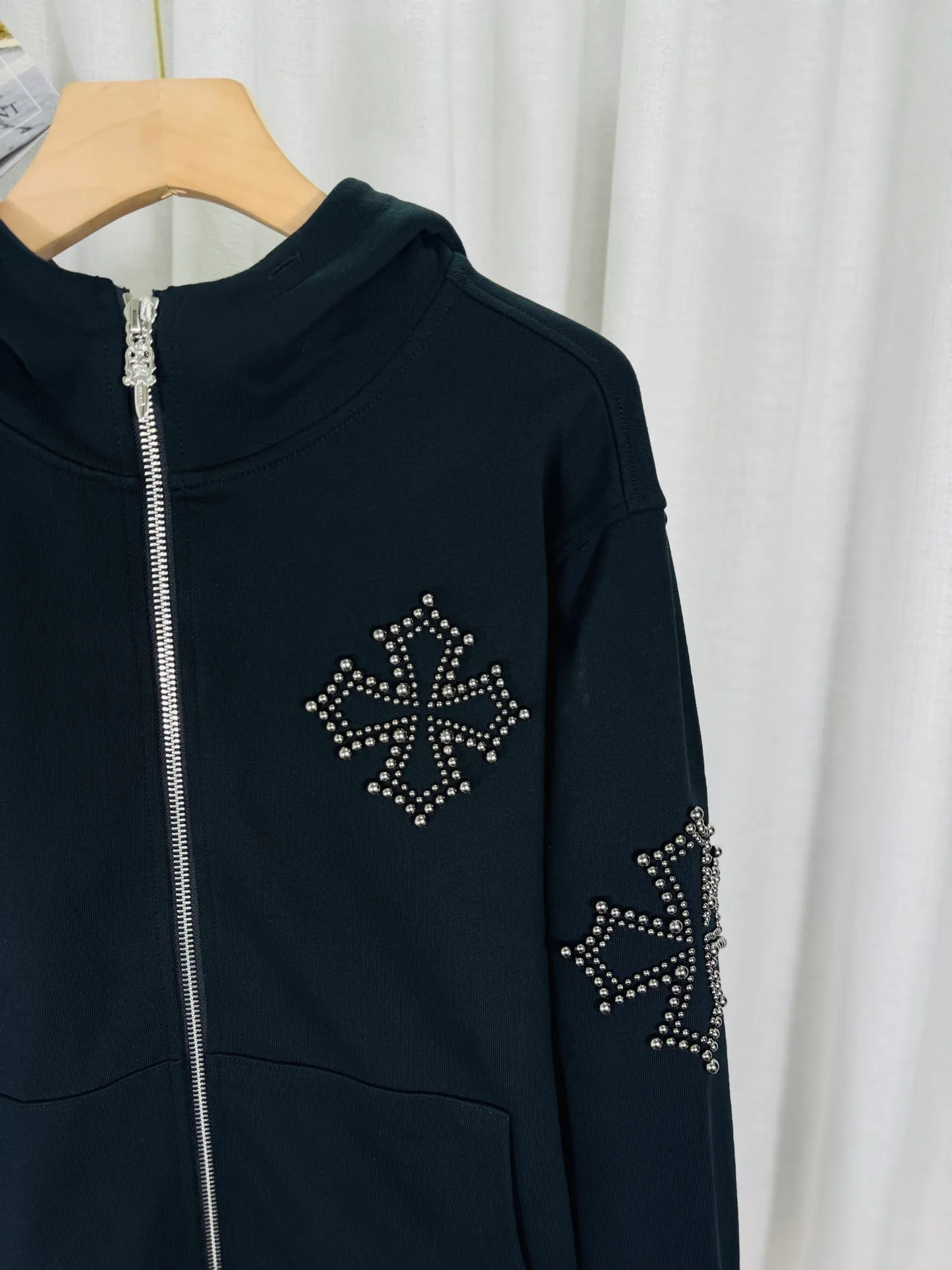 P380 top version, real shot without P, ​​different from market currency) 𝗖𝗵𝗿𝗼𝗺𝗲 𝗛𝗲𝗮𝗿𝘁𝘀/Cro Heart 2025 Rivets Autumn and Winter New Original Single Counter American Rivets 3D Three-dimensional Couple Casual Cardigan Sweatshirt 👑The highest version! Customized fabric 550g tripe terry fabric! American acid-washed and distressed original fabric with laser rivets. Best-selling model at the counter. Very comfortable to wear. Accessories: Original molded and authenticated collar label➕100% silk wash label. Genuine purchase-grade original hangtag➕matching hanging rope➕3D hanging beads➕original packaging bag. Craftsmanship: The original version has consistent wiring! The highest version of the armhole matching technique! Color: Black Size: S M L XL Style No.: 6105